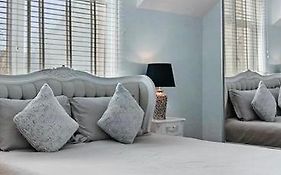 Hampstead Opulence Apartment - Luxurious Split Level Property